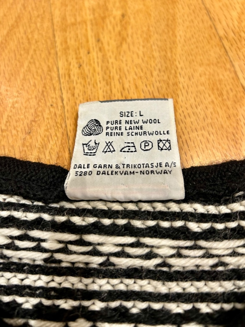 Vintage Dale of Norway 🇳🇴 Sweater with Colourful Trim & Nordic Birdseye Clasp - Picture 4 of 5